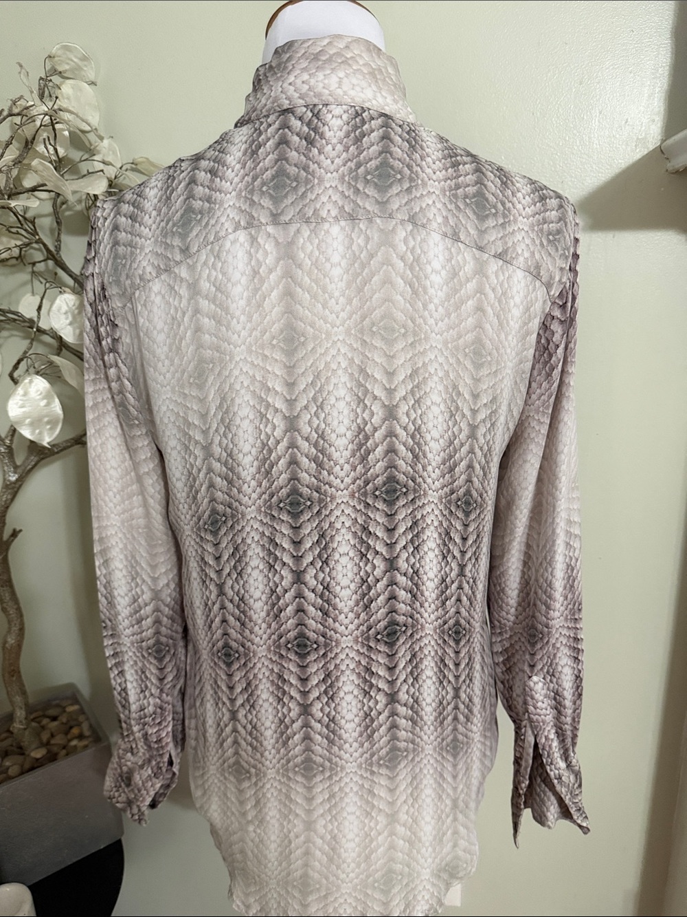 Joe's Jeans Neutral Snake-Print 100% Silk  Mandarin Collar Blouse - Picture 4 of 5
